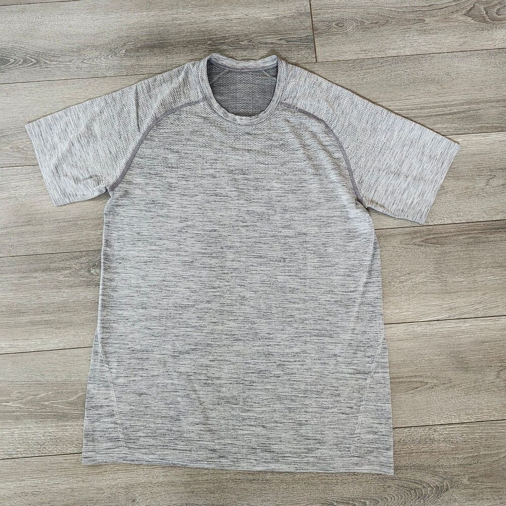 (S) Men's Lululemon short sleeve top